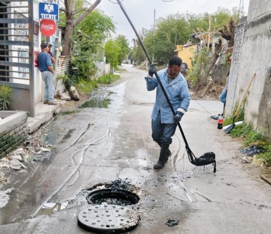 Atendió COMAPA limpieza de pozos de visita en la colonia Ferrocarril Poniente
