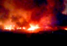 Bomberos acuden a sofocar incendio de pastizal