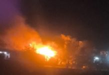 Bomberos acuden a un incendio en un predio