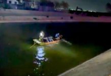 Hallan dos cadáveres en una unidad en un canal de aguas negras