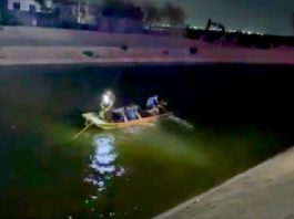 Hallan dos cadáveres en una unidad en un canal de aguas negras