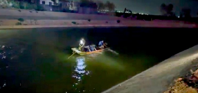 Hallan dos cadáveres en una unidad en un canal de aguas negras (3)