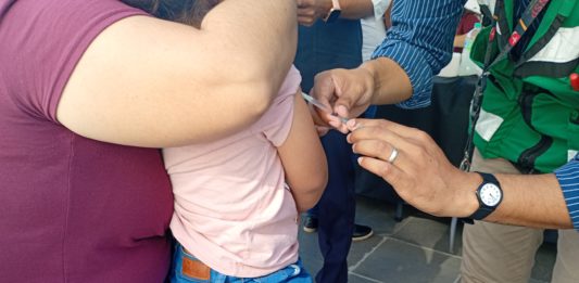 Ante la gran afluencia de turistas que llegan a la zona sur refuerzan vacunación contra el sarampión