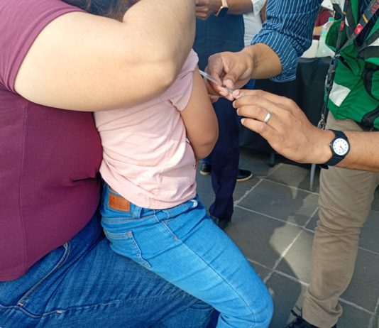 Ante la gran afluencia de turistas que llegan a la zona sur refuerzan vacunación contra el sarampión