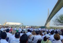 Visibilizan a las mujeres que se dedican a despicar camarón con la obra “Despicadoras del Oro Rojo”