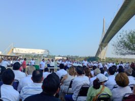 Visibilizan a las mujeres que se dedican a despicar camarón con la obra “Despicadoras del Oro Rojo”