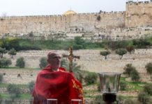 Israel prohíbe al patriarca de Jerusalén celebrar misa de Ramos en el Santo Sepulcro, lo que no ocurría desde hace siglos