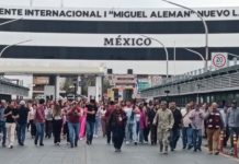 Mujeres de los Laredos caminan hacia el puente internacional