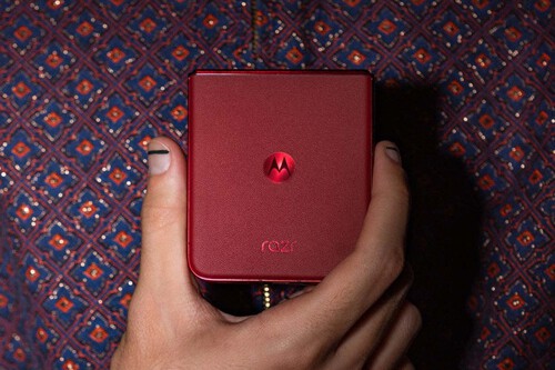 Bonito celular con dos pantallas a 165 Hz y procesador premium. Tiene 1 TB de memoria