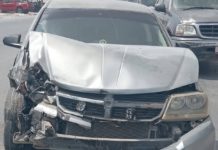 Accidente deja daños materiales y caos vial