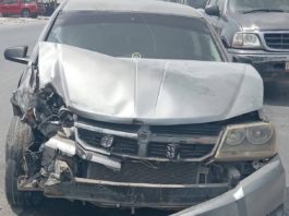 Accidente deja daños materiales y caos vial