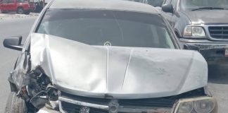 Accidente deja daños materiales y caos vial