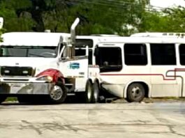 Accidente vial deja daños al parecer por una “correteada” contra delincuentes