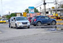Accidente vial deja daños en estacionamiento de Mi Tienda del Ahorro
