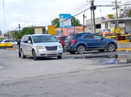 Accidente vial deja daños en estacionamiento de Mi Tienda del Ahorro