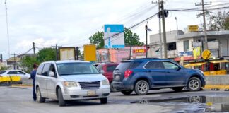 Accidente vial deja daños en estacionamiento de Mi Tienda del Ahorro