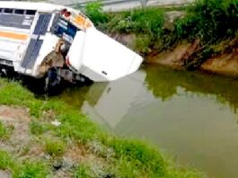 Cae pesera con pasaje a canal de aguas negras vivieron para contarlo