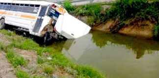 Cae pesera con pasaje a canal de aguas negras vivieron para contarlo