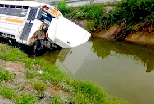 Cae pesera con pasaje a canal de aguas negras vivieron para contarlo