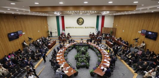 Acusa oposición golpe a la democracia con elección de 3 consejeros del INE “a modo”