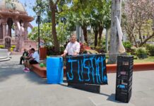 Padre de familia protesta en plaza de Armas para exigir le permitan ver a su hijo con autismo