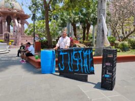Padre de familia protesta en plaza de Armas para exigir le permitan ver a su hijo con autismo