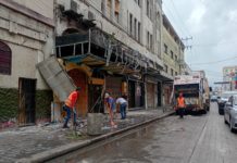 Autobús derrapa y se impacta contra un negocio; afortunadamente no hay lesionados