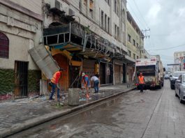 Autobús derrapa y se impacta contra un negocio; afortunadamente no hay lesionados