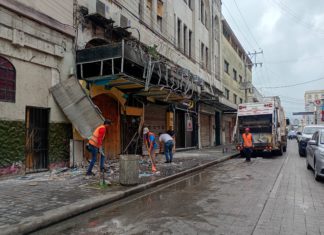 Autobús derrapa y se impacta contra un negocio; afortunadamente no hay lesionados
