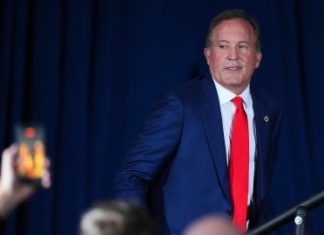 Texas intensifica presión contra ciudades por restricciones a la cooperación con ICE