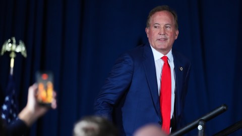 Texas intensifica presión contra ciudades por restricciones a la cooperación con ICE