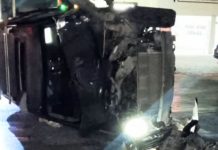 Vuelca camioneta y deja daños materiales