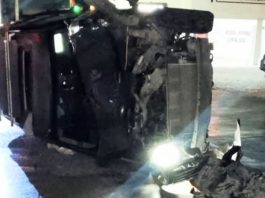 Vuelca camioneta y deja daños materiales