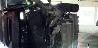 Vuelca camioneta y deja daños materiales