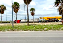 Vuelca pipa en carretera Monterrey dejando daños y caos vial