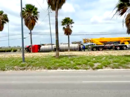 Vuelca pipa en carretera Monterrey dejando daños y caos vial