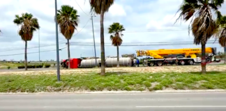 Vuelca pipa en carretera Monterrey dejando daños y caos vial