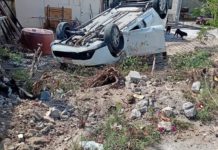 Vuelca unidad en apartada colonia popular