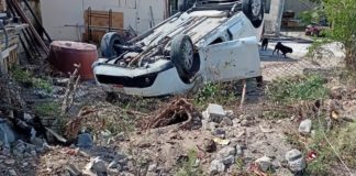 Vuelca unidad en apartada colonia popular