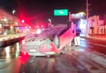 Vuelca unidad en oscura carretera dejando cuantiosos daños