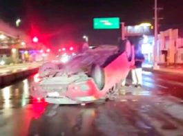 Vuelca unidad en oscura carretera dejando cuantiosos daños