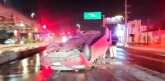 Vuelca unidad en oscura carretera dejando cuantiosos daños