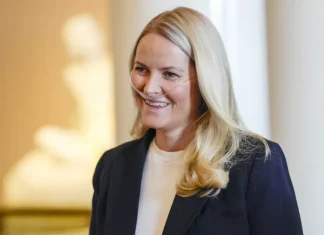 Buscar Search Espectáculos Círculos Realeza Política Moda Belleza Estilo de vida Viajes y gourmet Cultura MexBest Expansión Quien quiencom quiencom Revista Digital Realeza Mette-Marit de Noruega reaparece con visibles problemas de salud en medio del escándalo familiar