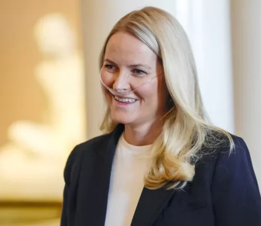 Buscar Search Espectáculos Círculos Realeza Política Moda Belleza Estilo de vida Viajes y gourmet Cultura MexBest Expansión Quien quiencom quiencom Revista Digital Realeza Mette-Marit de Noruega reaparece con visibles problemas de salud en medio del escándalo familiar