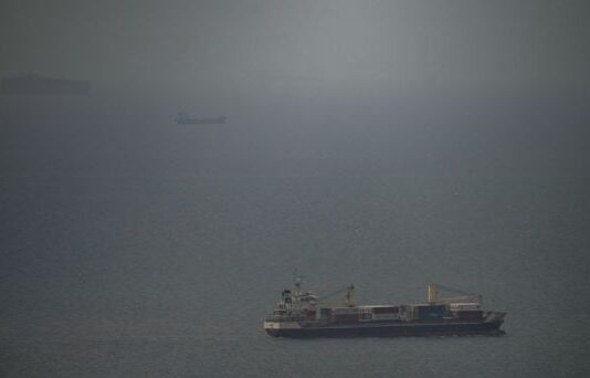 Trump ordena abrir fuego contra cualquier embarcación de Irán que mine el estrecho de Ormuz