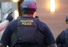 Houston estudia eliminar restricciones a agentes de inmigración tras presión estatal