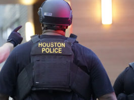 Houston estudia eliminar restricciones a agentes de inmigración tras presión estatal