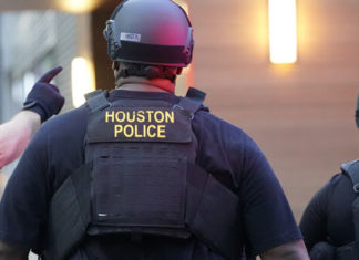 Houston estudia eliminar restricciones a agentes de inmigración tras presión estatal