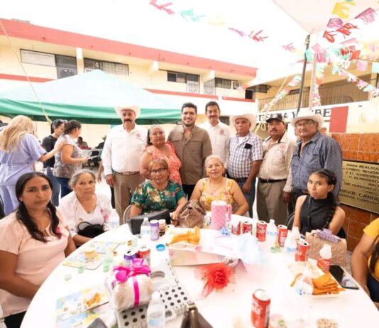Celebra Beto Granados con las madres de la zona rural de Matamoros