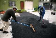Continúan mejorando vialidades con acciones permanentes de bacheo en Matamoros